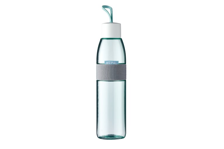 Een drinkfles mag niet ontbreken in je kampeeruitrusting