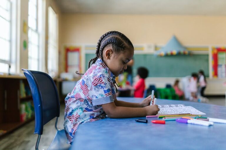 Welk type ondersteuning wordt door lokale overheden aangeboden om scholen toegang te verlenen tot financiering voor gelijk kansenonderwijs?